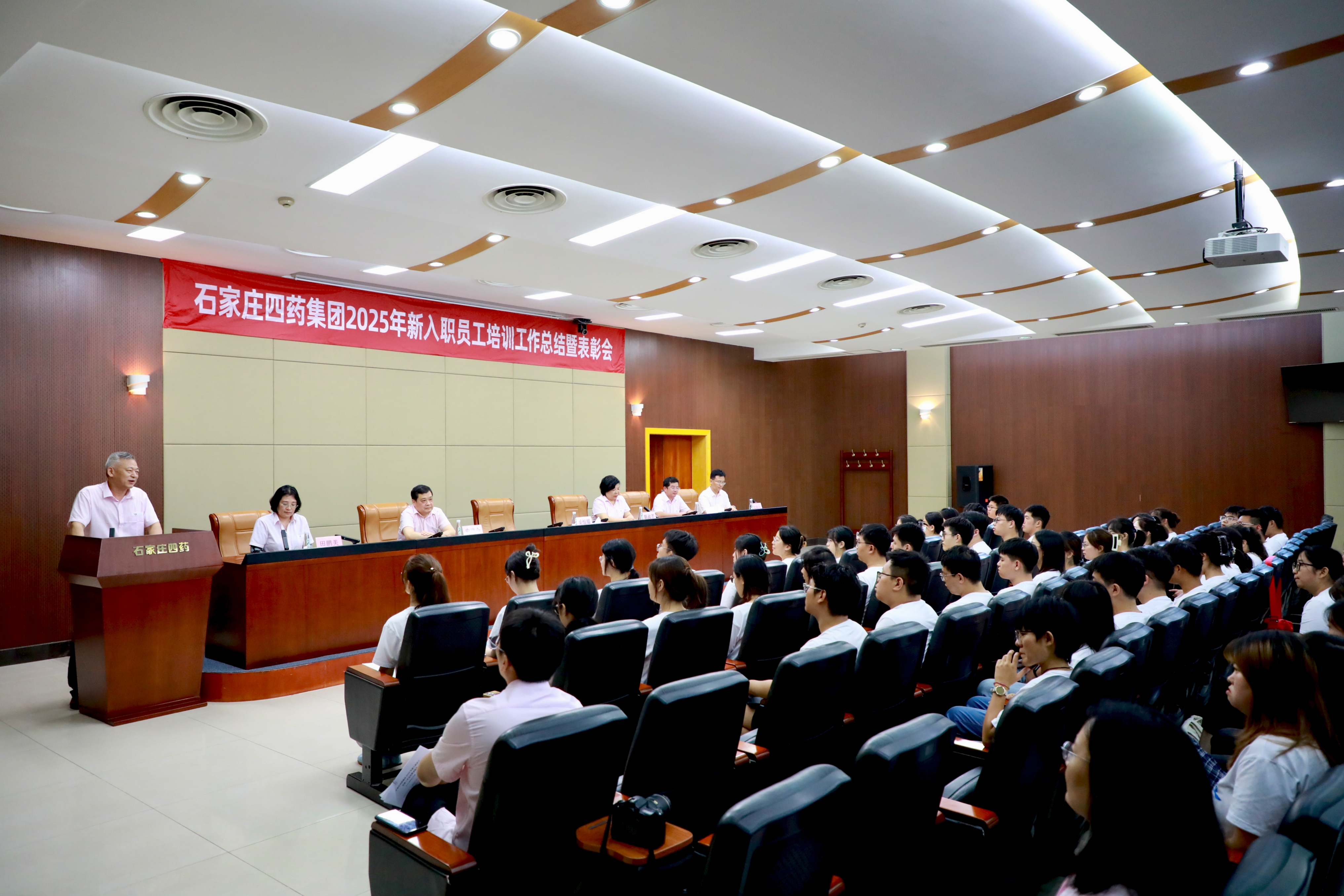 安博网页版举行2025新员工培训表彰会 58名高校英才开启“双向奔赴”